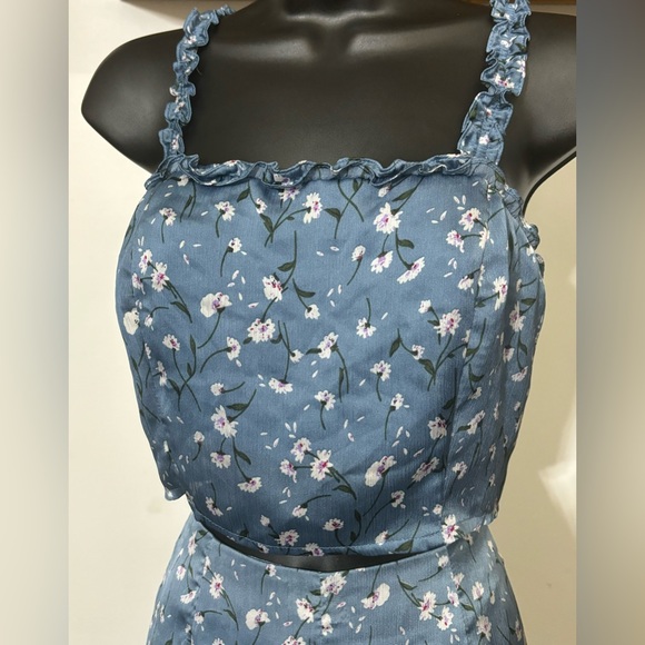 Lulu’s Crosswinds tight Blue Floral Print Ruffled Crop Top & shorts set. Size S - Picture 6 of 10